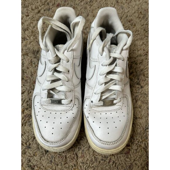 Nike Air Force 1 Youth Shoes Size 6Y White With Yellowed Soles Classic Design - Picture 2 of 7